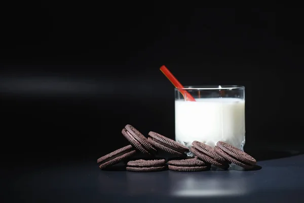 Melkdrank Glas Boerderijmelk Koekjes Heerlijke Snack Met Koemelk Vers Gebak — Stockfoto