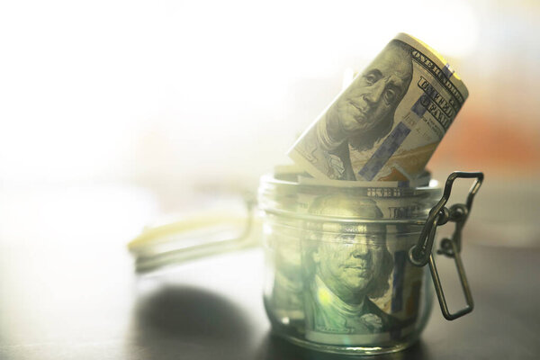 Денежные средства в большой куче в качестве финансового фона. Бумажные деньги закрываются. Вид сверху