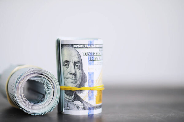 Денежные средства в большой куче в качестве финансового фона. Бумажные деньги закрываются. Вид сверху