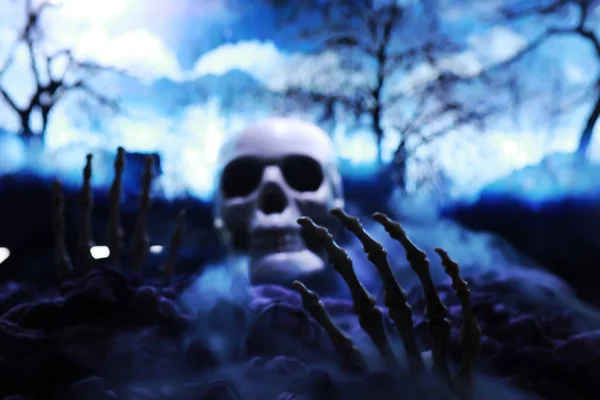 Esqueleto Zombie Mão Levantando Para Fora Cemitério Hallowee — Fotografia de Stock