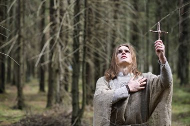 Bir cüppeyi içinde bir adam bir kristal topu ve Boo ile karanlık bir ormanda bir ritüeli harcıyor