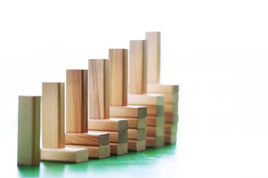 Dağıtılmış tahta blokların üzerinde duran tahta bloklar, kazanma, başarı, meydan okuma, üst konuma adım soyut arka plan konsepti.