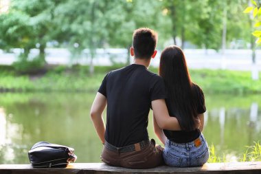 Şehir parkındaki ilk randevuda genç bir çift.