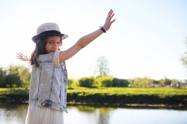 Güneşli bir günün akşamında parkta bir kız.