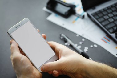 Çalışma zamanı masaüstünü sembolize eder. Sigorta müdürü ve bankacıdan evraklarla dolu bir ofis masası. Masadaki ofis çalışanı. Zaman eksikliği kavramı.