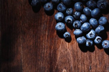 Olgun tatlı yaban mersinine su damlası. Metnin için fotokopi alanı olan taze yabanmersini arkaplanı. Vejetaryen ve vejetaryen kavramı. Yaban mersinli böğürtlenlerin makro dokusu. Yaban mersinli dokular kapanıyor.