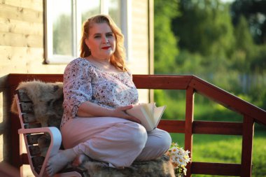 Bir ülke hous sundurma bir akşam makyaj ile yaşlı bir kadın