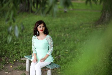 Öğleden sonra bahar yaprağı parkında güzel bir kız