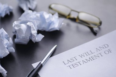 Yasal konsept. Son vasiyeti yazma prosedürü. Vasiyetnameli kağıtlar masada. Son arzunun ve vasiyetinin kaydı..