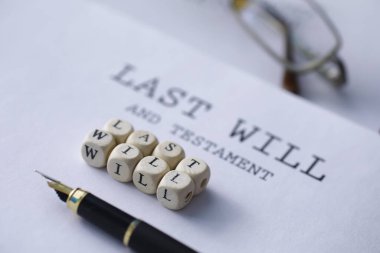 Yasal konsept. Son vasiyeti yazma prosedürü. Vasiyetnameli kağıtlar masada. Son arzunun ve vasiyetinin kaydı..