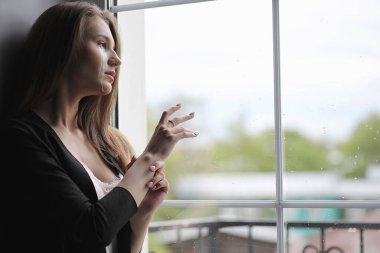 Gözlerinde yaşlarla güzel bir kız. Kameraya gözyaşı döken genç bir kız. Maskeli ve makyajlı karnaval kızı