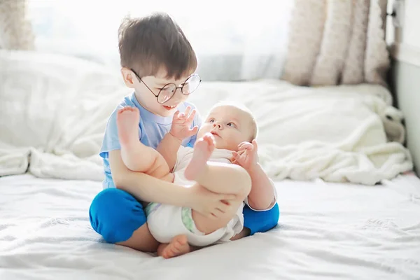 Children Lie Bed Next Newborn Baby Little Sister Children Emotions — Stock Photo, Image