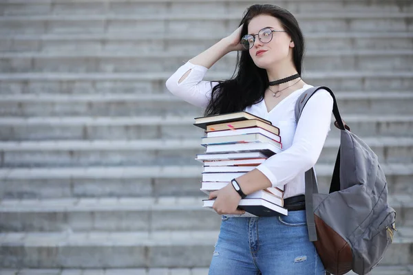 Junge Studentin Mit Rucksack Und Buch Auf Der Straße — Stockfoto