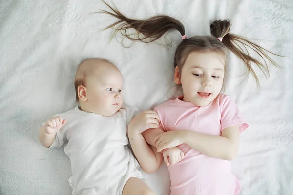 Los Niños Yacen Cama Junto Bebé Recién Nacido Hermanita Emociones —  Fotos de Stock