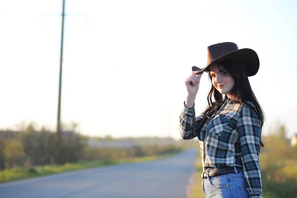 Uma Menina Jeans Chapéu Viaja Verão Conde — Fotografia de Stock