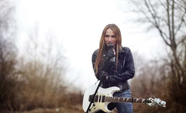 Mooi Jong Meisje Rocker Met Elektrische Gitaar Een Rock Muzikant — Stockfoto