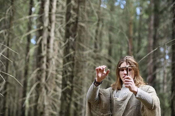 Человек Рясе Проводит Ритуал Темном Лесу Хрустальным Шаром Буу — стоковое фото