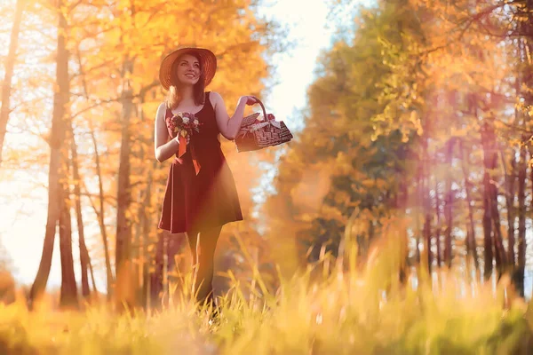 Ein Mädchen Mit Hut Bei Einem Spaziergang Park Ein Mädchen — Stockfoto