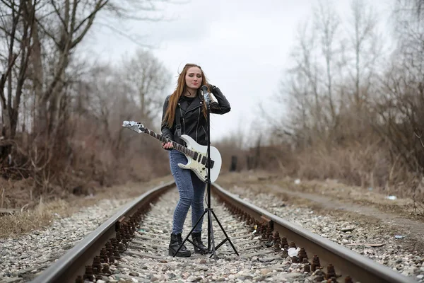 Een Rock Muzikant Meisje Een Leren Jas Met Gitaar — Stockfoto