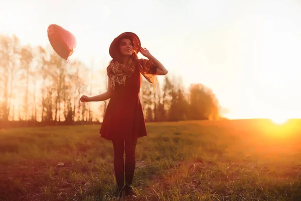 Una Ragazza Con Cappello Mentre Passeggia Nel Parco Una Ragazza — Foto Stock