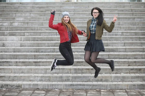 Uma Jovem Hipster Está Montando Skate Meninas Namoradas Para Passeio — Fotografia de Stock