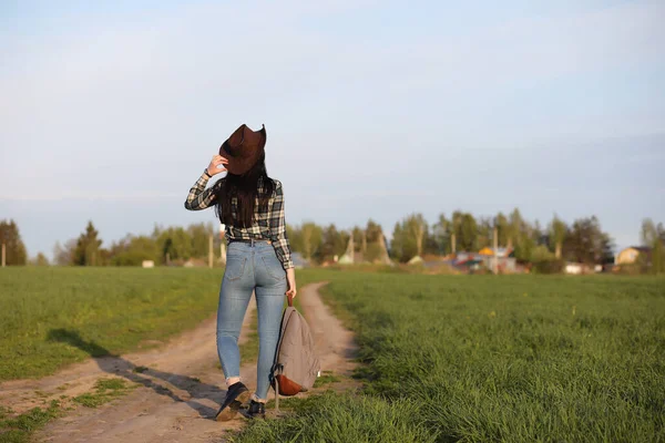 Egy Lány Farmerban Kalapban Utazgat Nyáron Vidéken — Stock Fotó