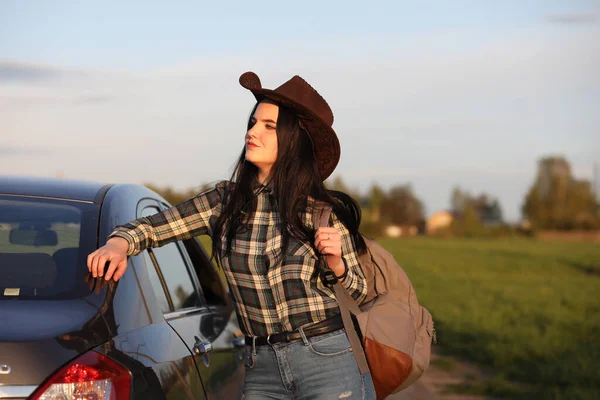 Una Chica Jeans Sombrero Viaja Verano Countr — Foto de Stock