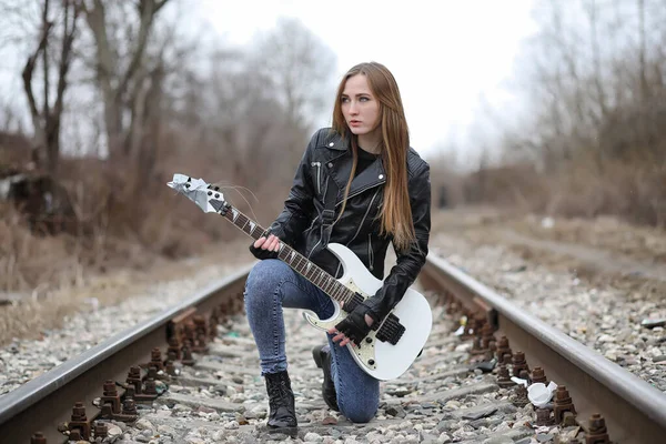 Una Chica Músico Rock Una Chaqueta Cuero Con Guitarra — Foto de Stock