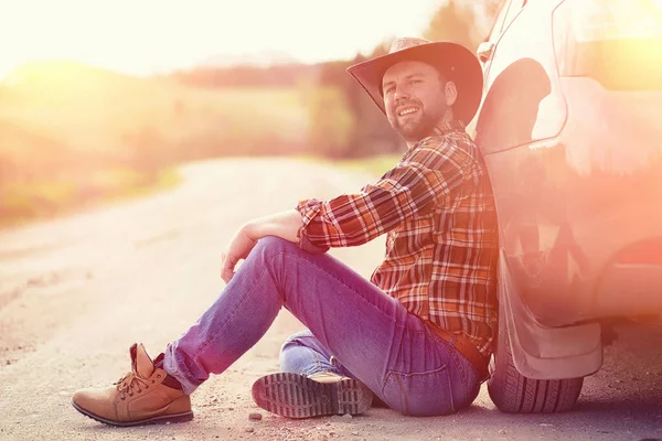 Mannen Sitter Vägen Vid Bilen Naturen — Stockfoto