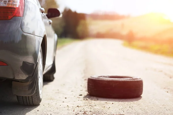 Mannen Sitter Vägen Vid Bilen Naturen — Stockfoto