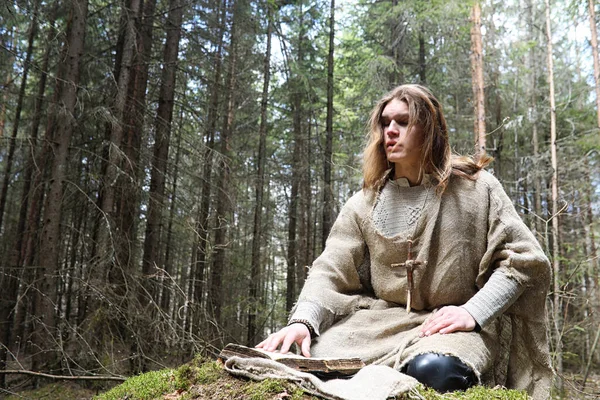 Uomo Una Tonaca Trascorre Rituale Una Foresta Buia Con Una — Foto Stock