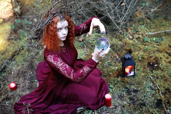 Sorcière Rousse Tient Rituel Avec Une Boule Cristal Fourche — Photo