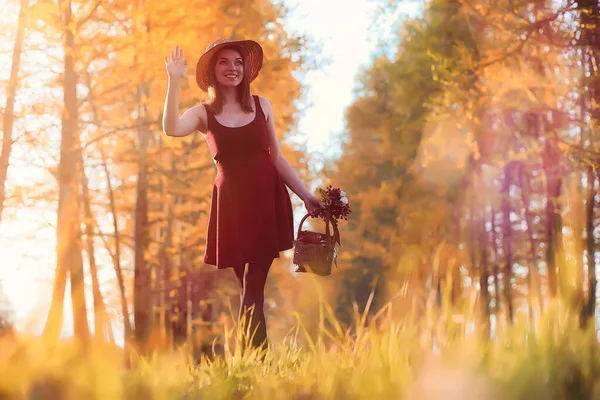 Девушка Шляпе Прогулке Парке Осенью Ходит Девушка Корзиной Девушка Идет — стоковое фото