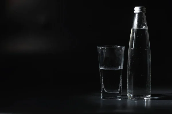 Близько Впритул Заливаючи Очищену Свіжу Питну Воду Пляшки Столі Вітальні — стокове фото