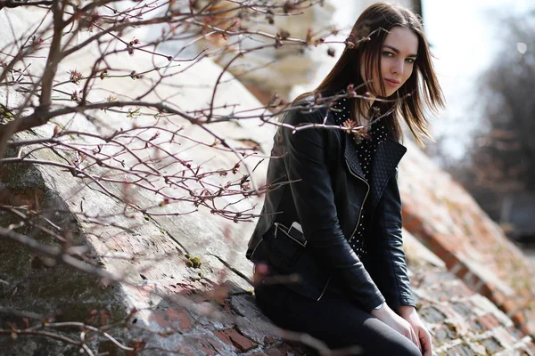 Fille Sur Une Promenade Travers Ville Printemps Sur Ensoleillé — Photo