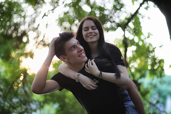 Jovem Casal Primeiro Encontro Parque Cidade — Fotografia de Stock