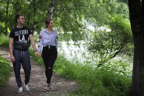 Belo Jovem Casal Passeio Parque Primavera — Fotografia de Stock