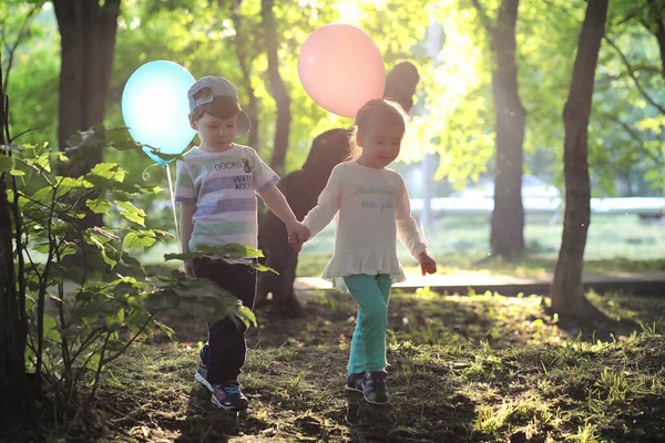 Les Petits Enfants Marchent Dans Parc Avec Des Ballons — Photo