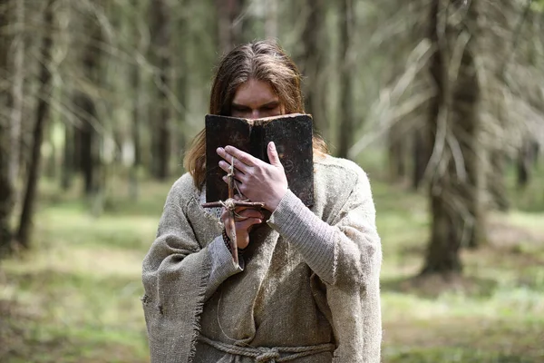 Een Man Een Soutane Brengt Een Ritueel Een Donker Bos — Stockfoto