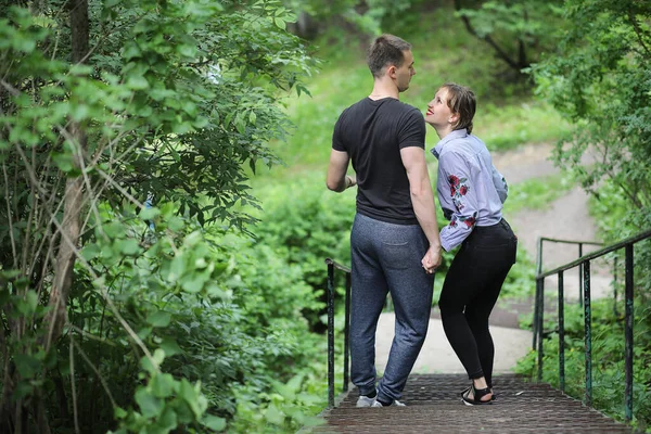 Bahar Parkında Yürüyüş Yapan Güzel Genç Bir Çift — Stok fotoğraf