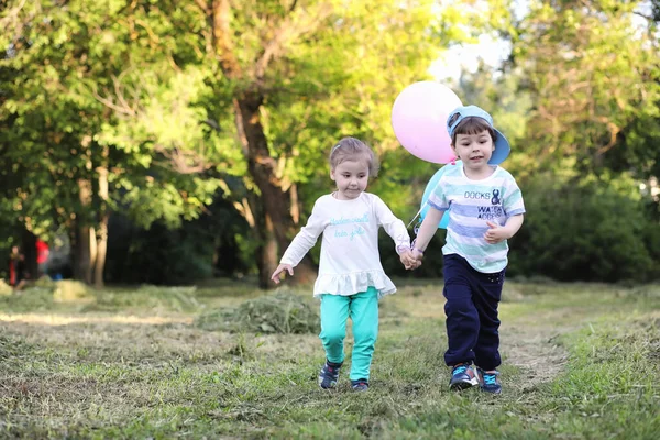 Küçük Çocuklar Balonlarla Parkta Yürüyorlar — Stok fotoğraf