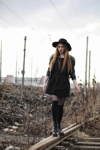 Şapkalı Dışarıda Siyah Makyajlı Güzel Bir Kız Sokakta Gotik Tarzında — Stok fotoğraf