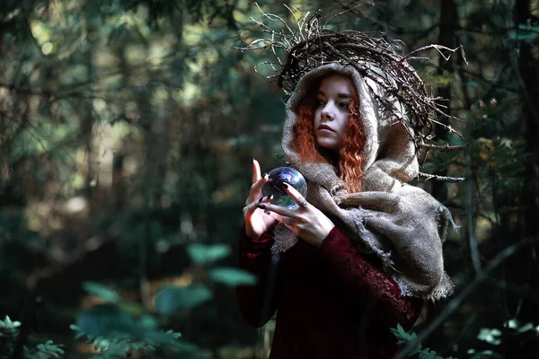 Рыжая Ведьма Проводит Ритуал Хрустальным Шаром Форелях — стоковое фото