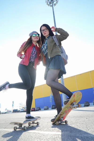 Uma Jovem Hipster Está Montando Skate Meninas Namoradas Para Passeio — Fotografia de Stock