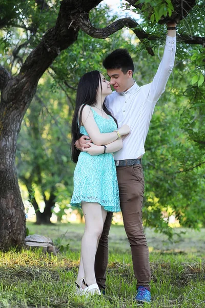 Pareja Joven Primera Cita Parque Ciudad —  Fotos de Stock