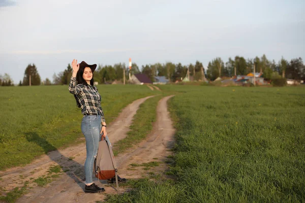 Una Chica Jeans Sombrero Viaja Verano Countr — Foto de Stock