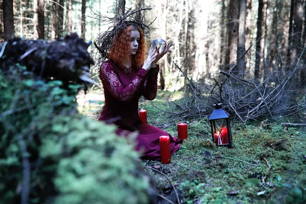 Roodharige Heks Houdt Een Ritueel Met Een Kristallen Bol Voorgrond — Stockfoto