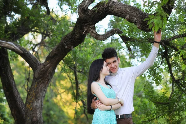 Jeune Couple Première Date Dans Parc Ville — Photo