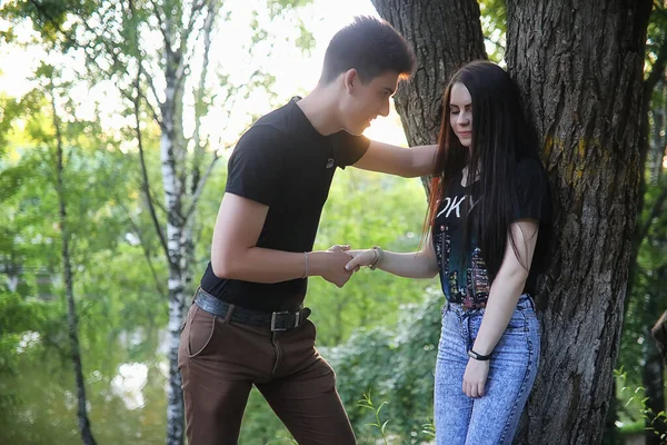 市内公園での最初のデートの若いカップル — ストック写真