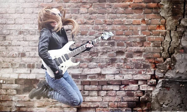 Piękna Młoda Dziewczyna Rocker Gitary Elektrycznej Dziewczyna Muzyk Rockowy Skórzanej — Zdjęcie stockowe